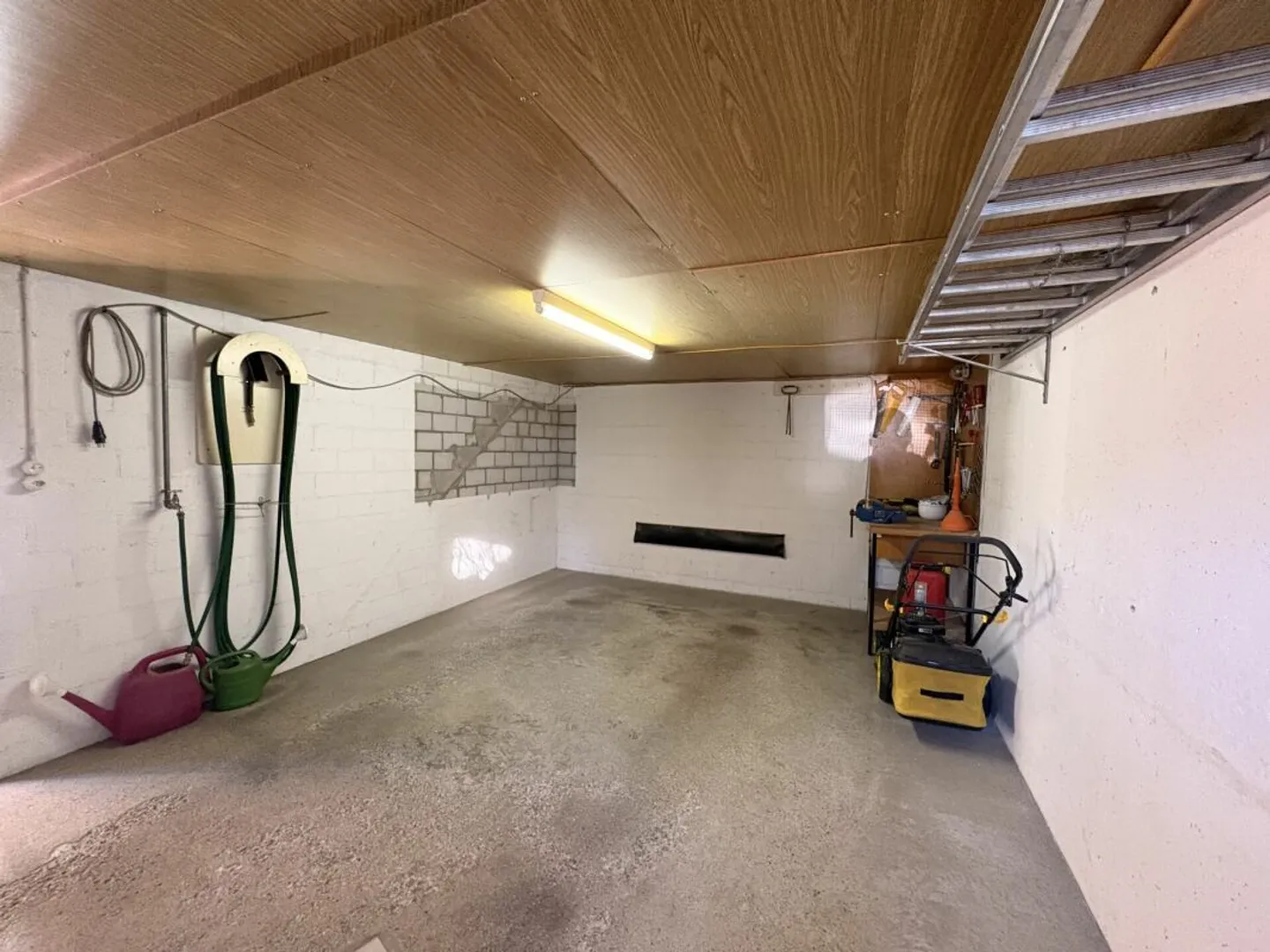 Renovationsbedürftiges Einfamilienhaus mit viel Potenzial und grossem Umschwung - Photo 10 of 13