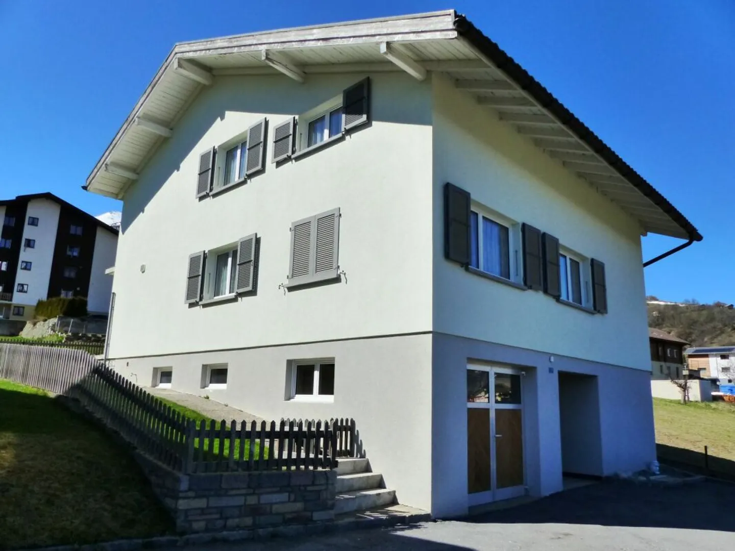 Grande maison individuelle de 9 pièces avec beaucoup de potentiel dans un emplacement de rêve - Photo 3 sur 4