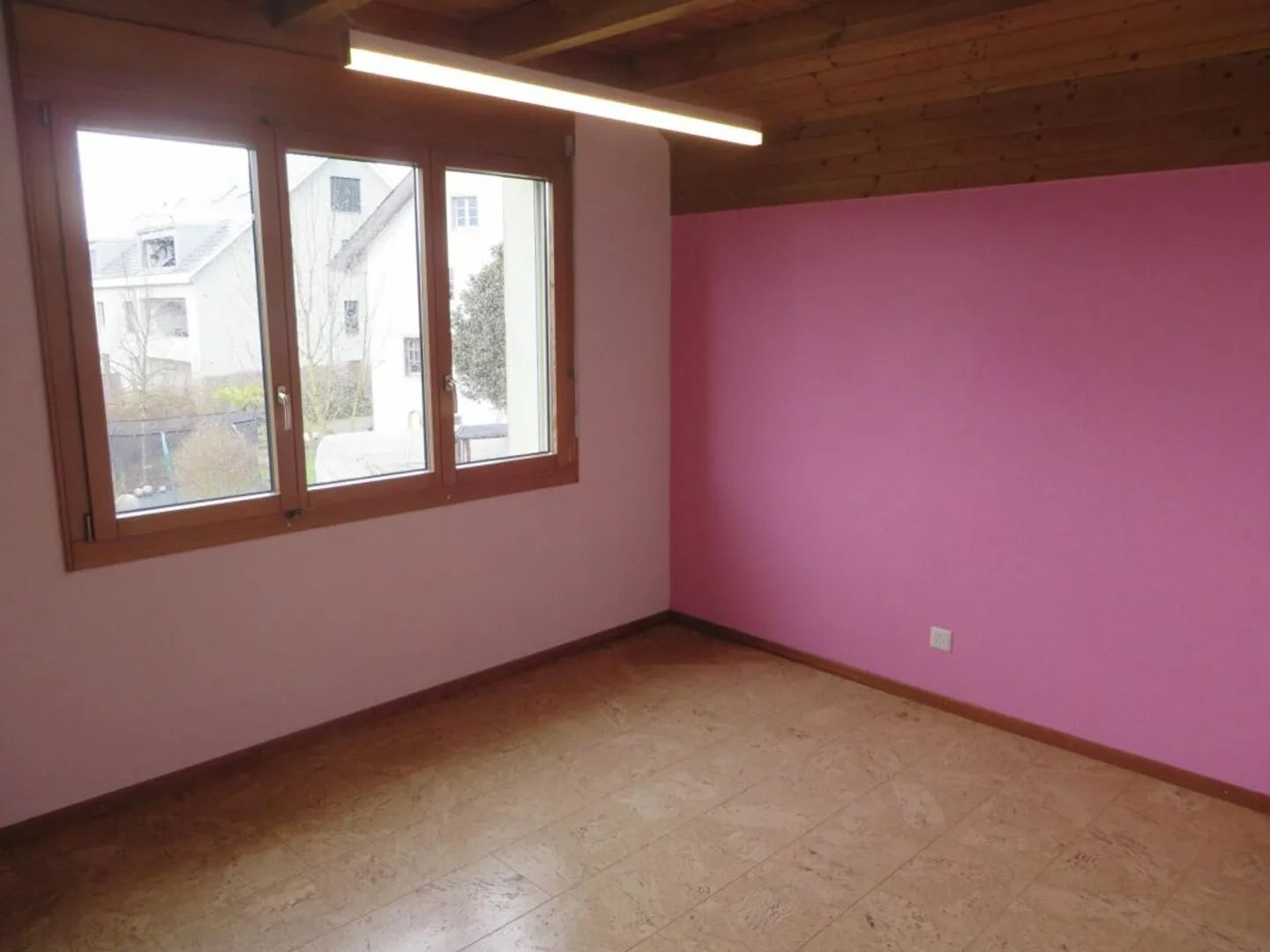 Maison individuelle inhabituelle avec grand jardin - Photo 8 sur 13