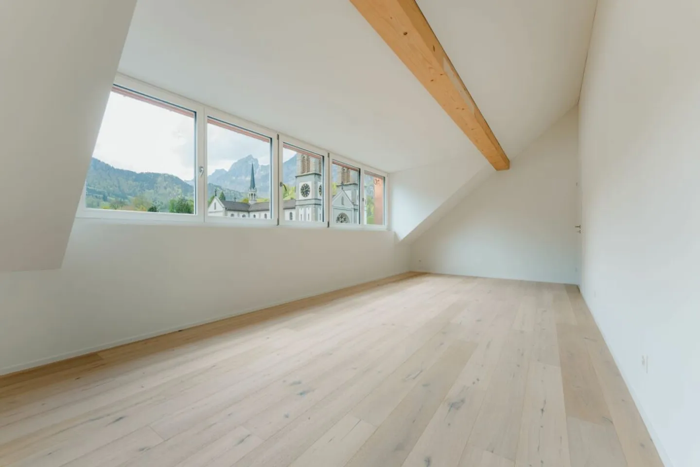 Prima locazione "Haus Fridolin": Attico moderno nel cuore di Glarona - Foto 3 di 7