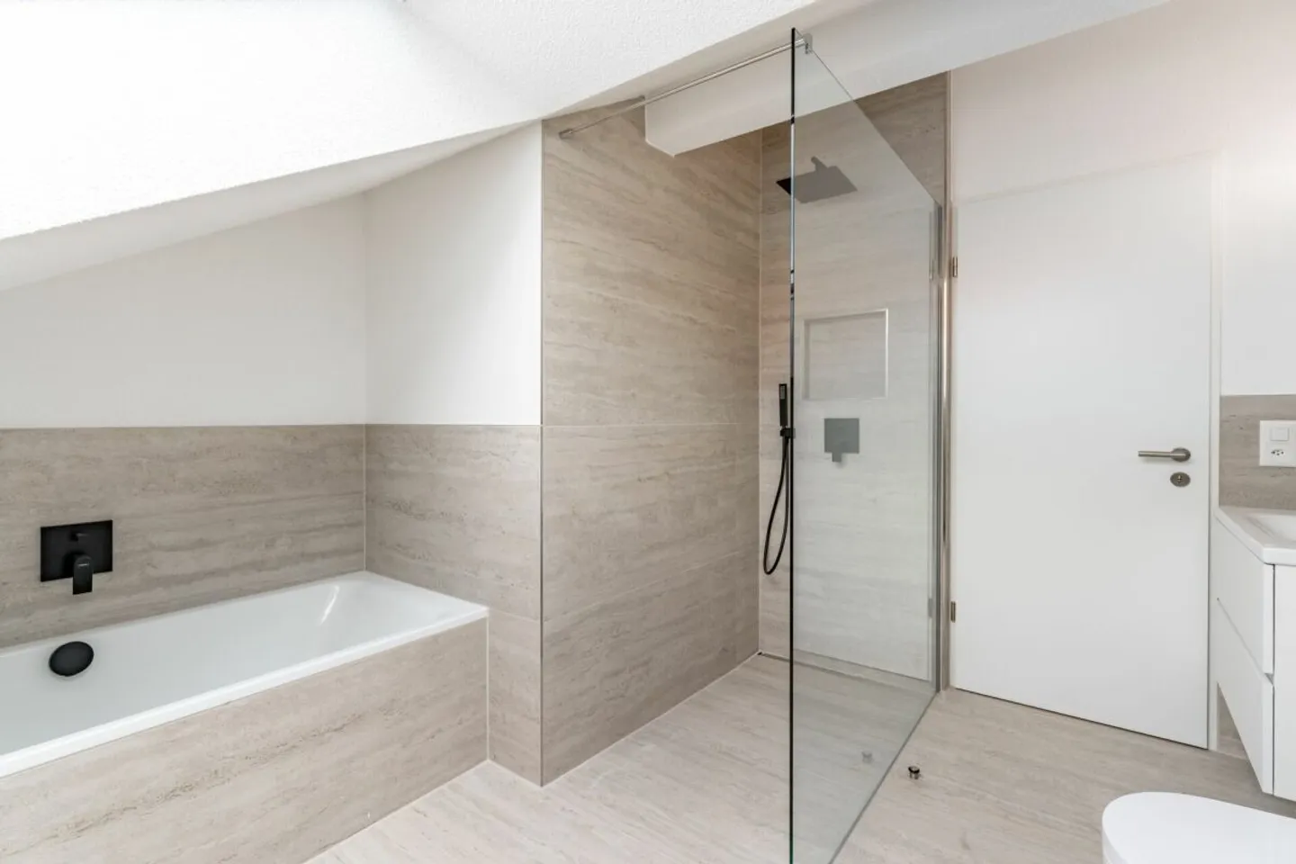 Riduzione di prezzo -50'000.- / Prima occupazione in appartamento in condominio completamente ristrutturato - design moderno e con balcone - Foto 13 di 13