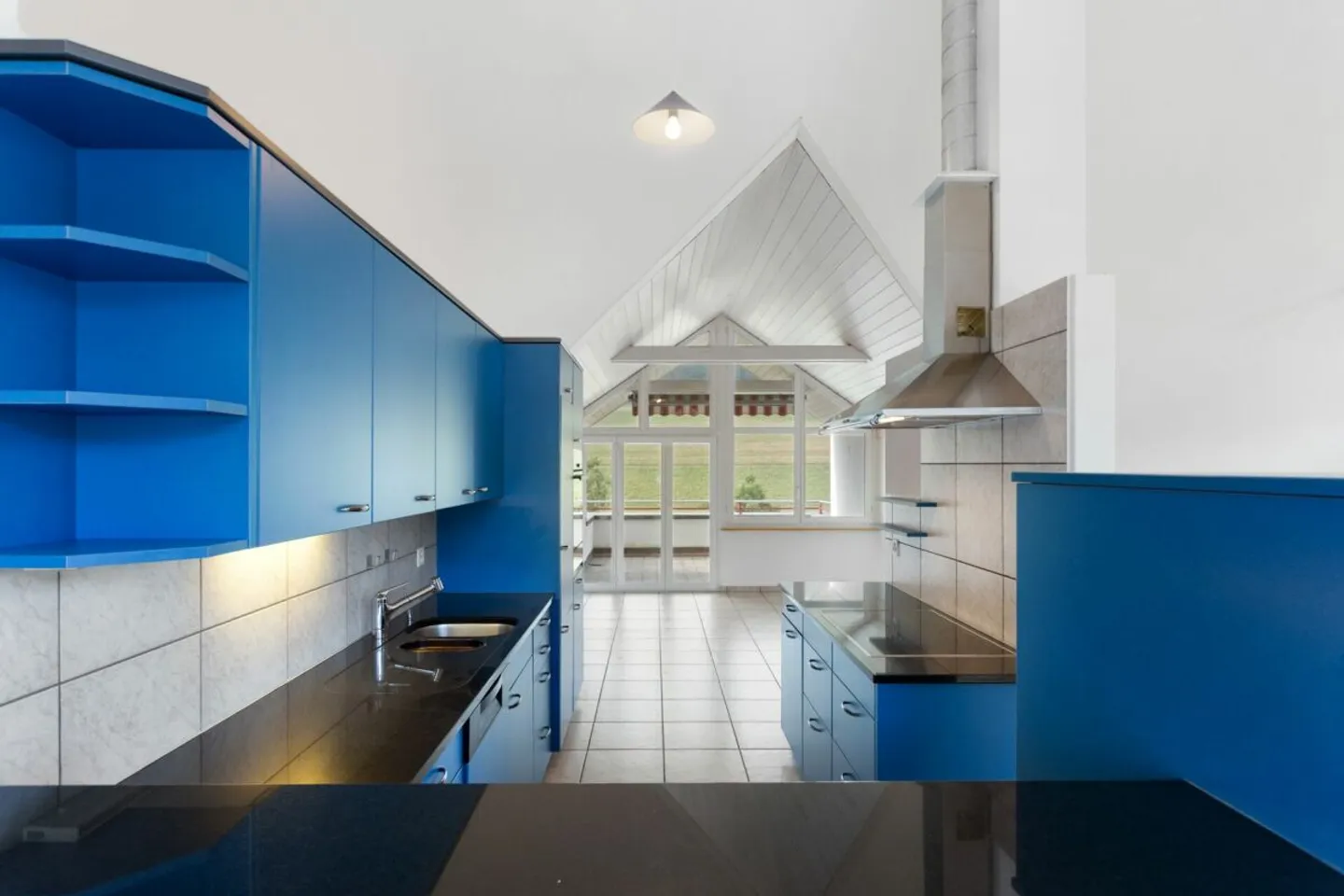 Spacious 5 ½-room maisonette apartment with cozy loggia and view into the greenery! - Photo 8 of 10