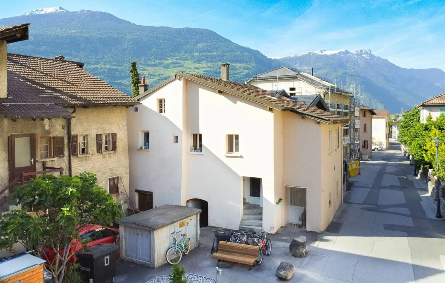 House with 3 apartments in the center of Ardon - Photo 1 of 4