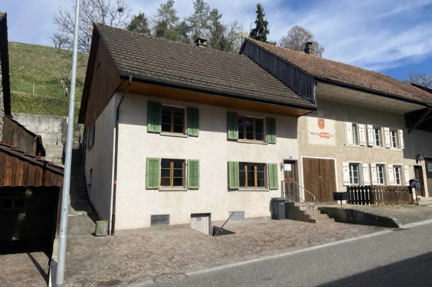 Maison de ville d'angle entièrement rénovée avec terrain à bâtir, pompe à chaleur et jardin paradisiaque. Prêt à emménager à Würenlingen - Photo 1 sur 13
