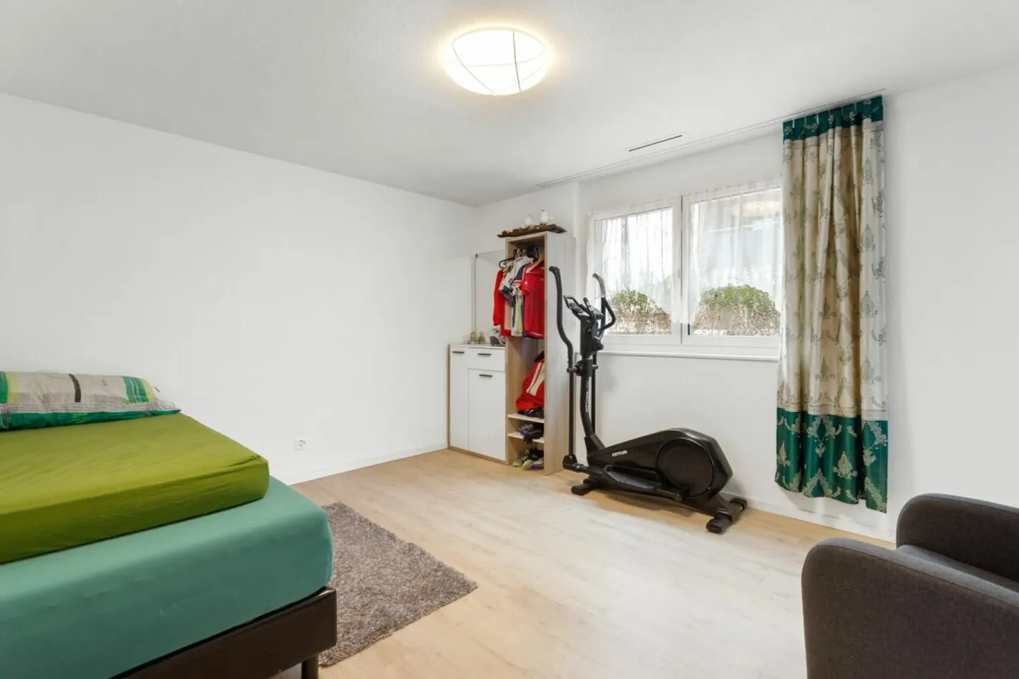 5.5-Zimmer-Parterrewohnung mit elegantem Ausbau und grossem Garten - Photo 5 of 10