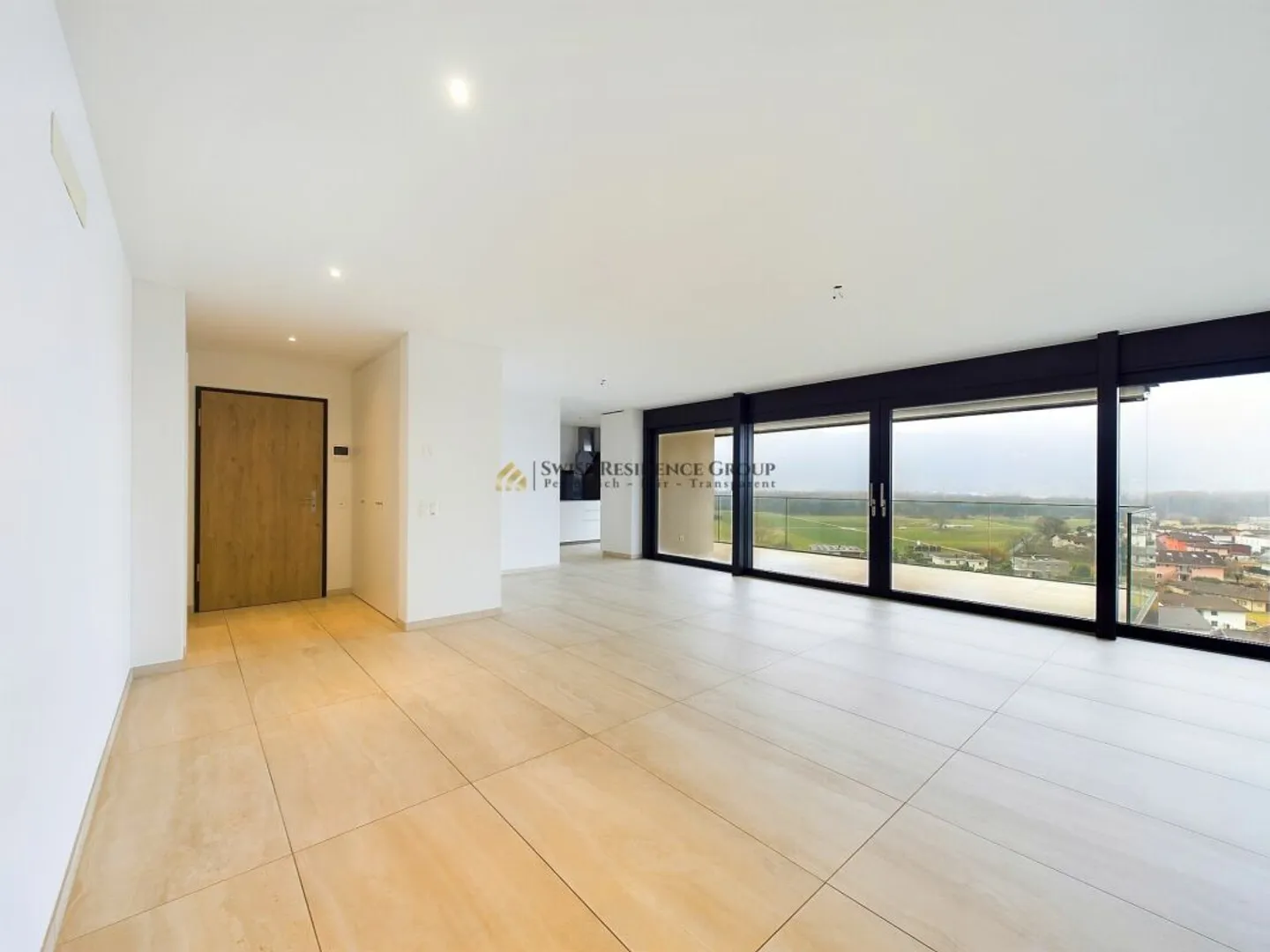 Elegant Apartment with Mountain View - Photo 4 of 13