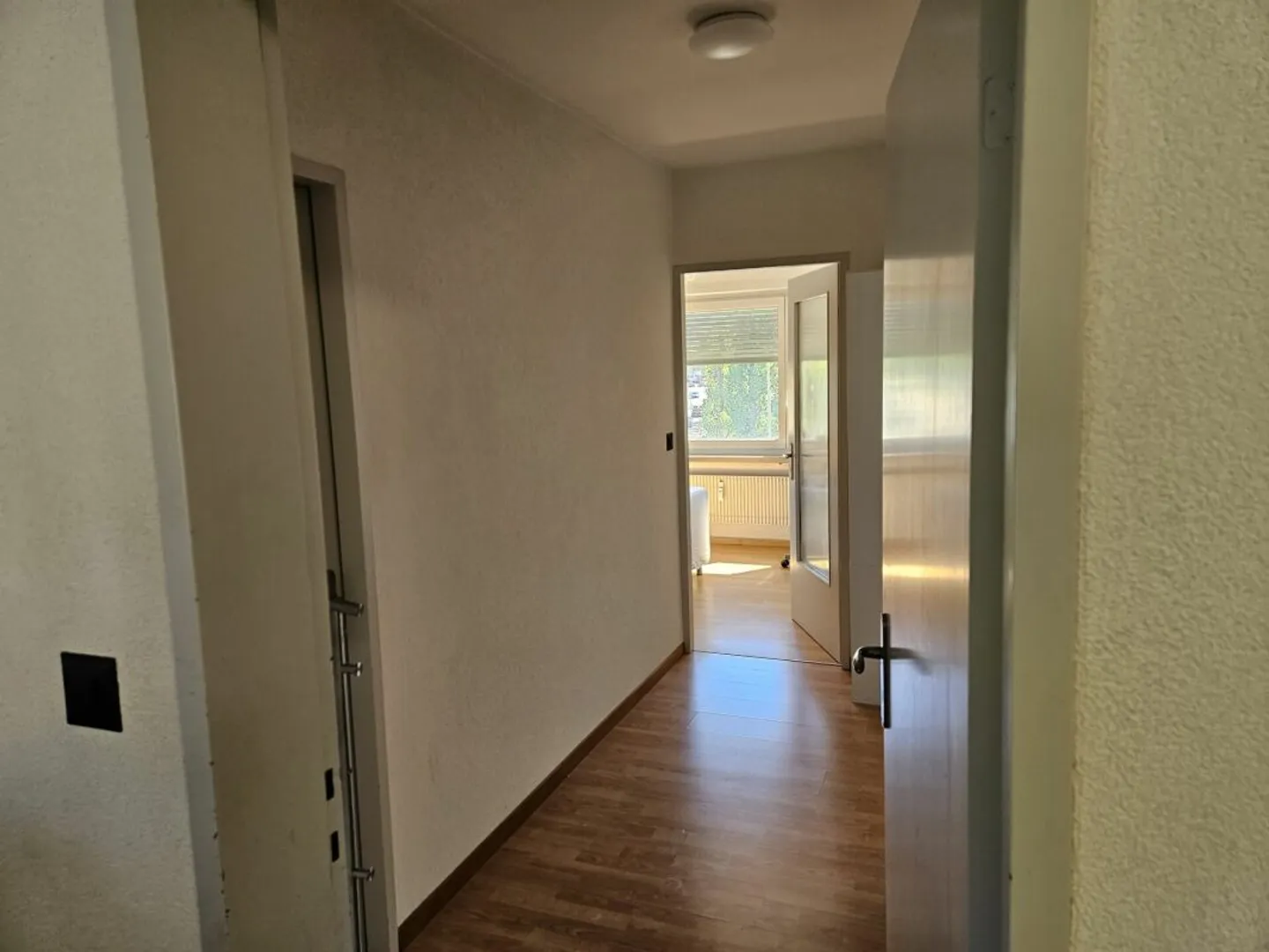 Charming Apartment with Balcony - Photo 8 of 13
