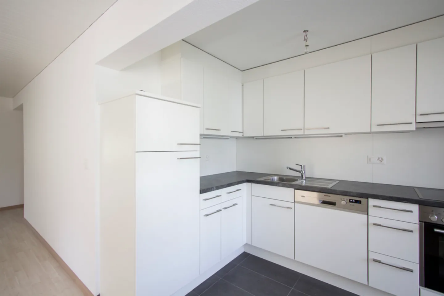 Luminoso appartamento di 4,5 stanze con balcone e cucina moderna - Foto 4 di 11