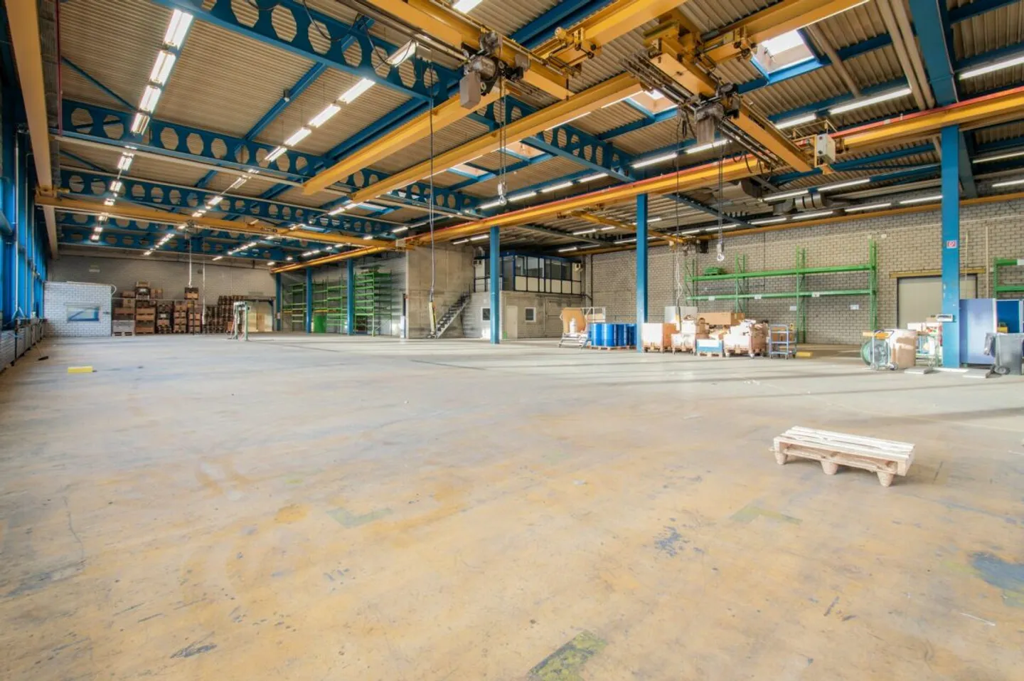 Vielseitig nutzbare Produktionsfläche mit Krananlagen in Trimmis - Foto 2 von 6