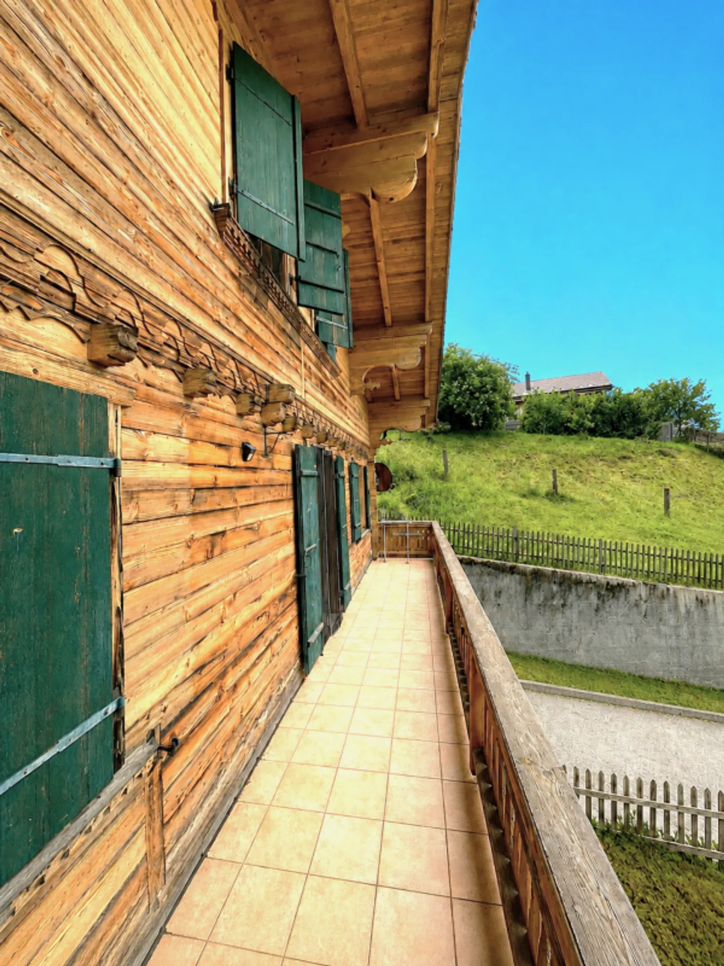 Grand chalet de 7 pièces avec appartement et vue magnifique à Château-d'Oex VD - Photo 12 sur 13