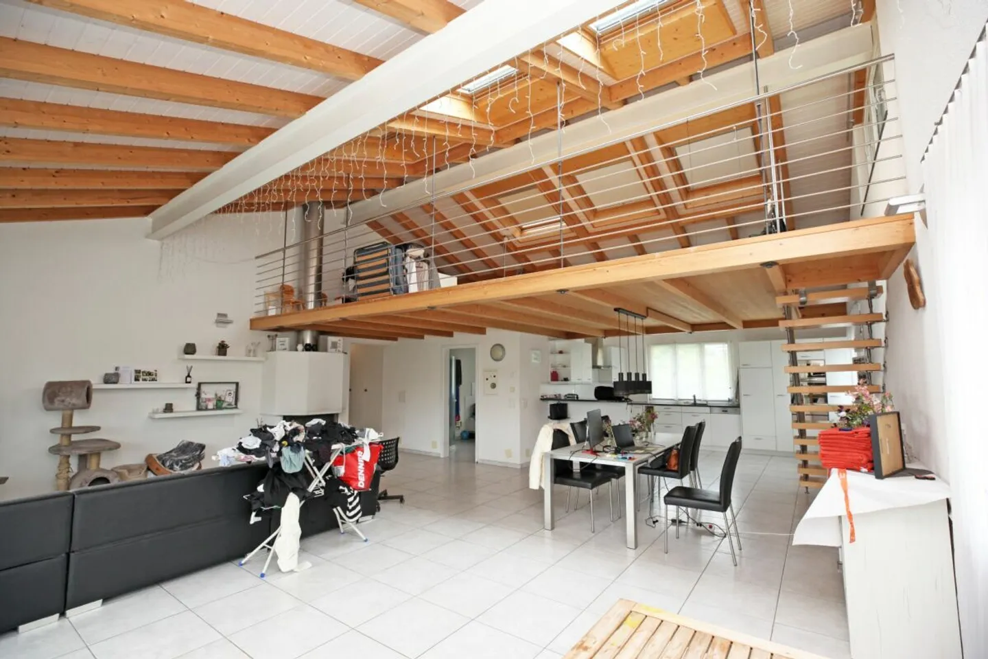 Appartement mansardé confortable de 5,5 pièces dans un endroit calme à Boll - Photo 3 sur 9