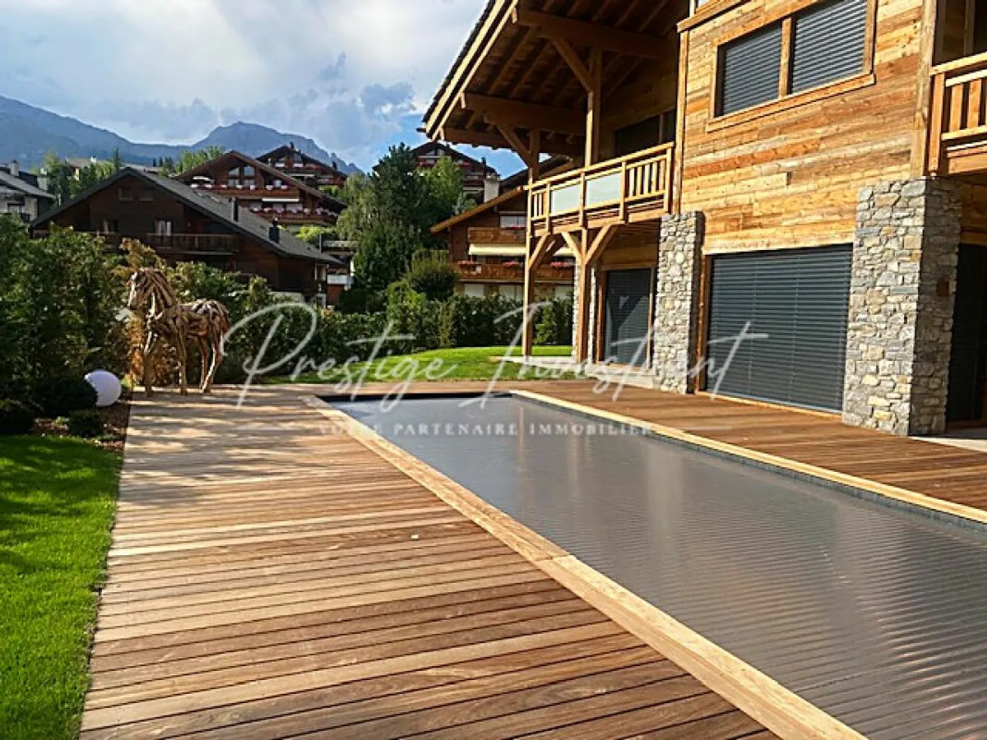 Wunderschönes Prestige-Chalet: Golf in der Nähe, die Alpen am Horizont. - Foto 1 von 13