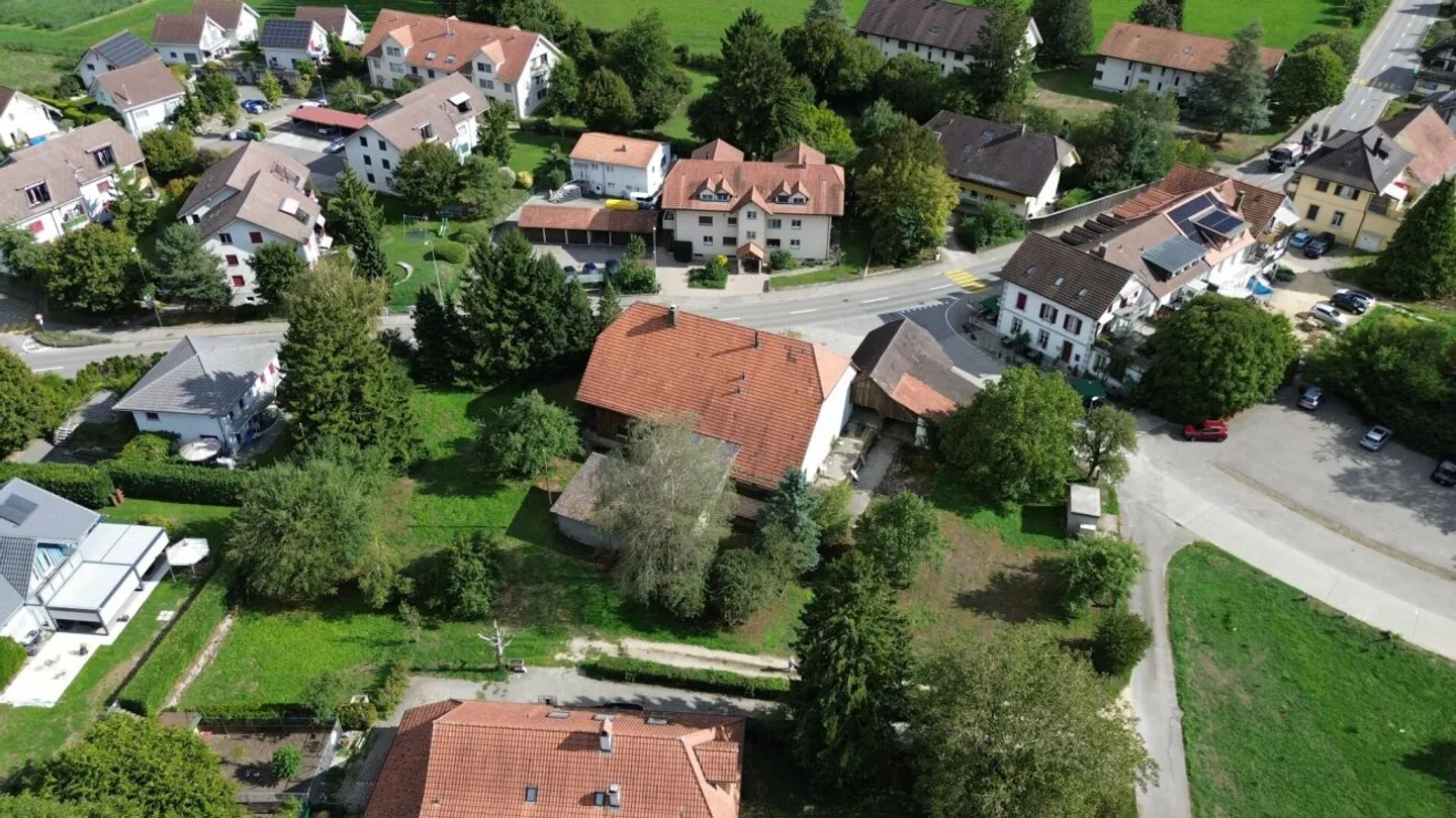 Ferme bien entretenue avec grande réserve foncière dans le beau Seeland - Photo 2 sur 9