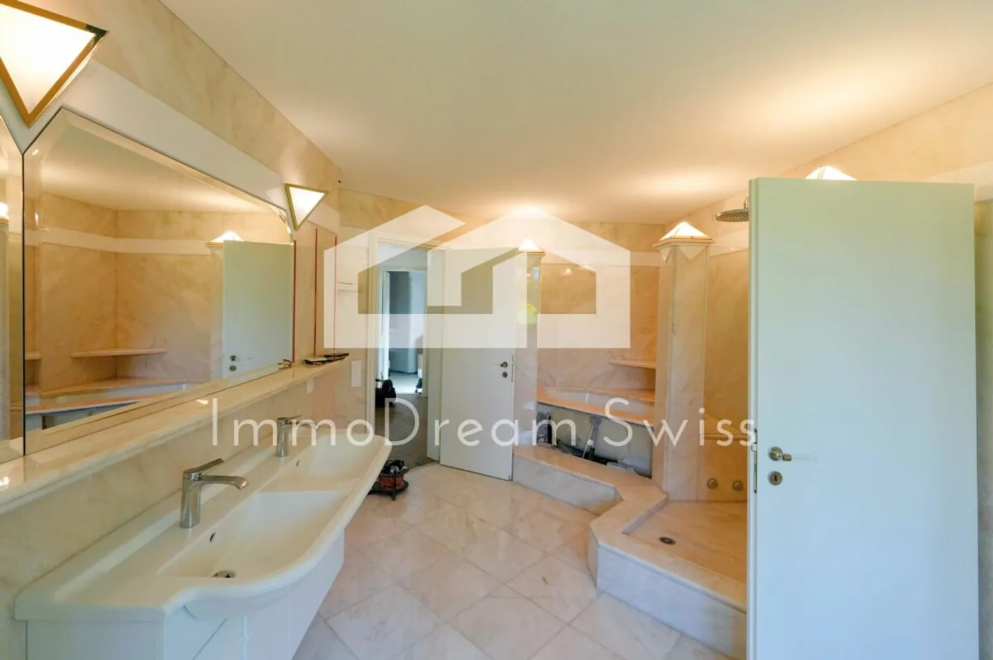Grosszügige, sowie helle 4 ½ Zi. Maisonette-Eigentumswg., in der «Residenza al Parco», teilweise Seesicht - Photo 11 sur 12