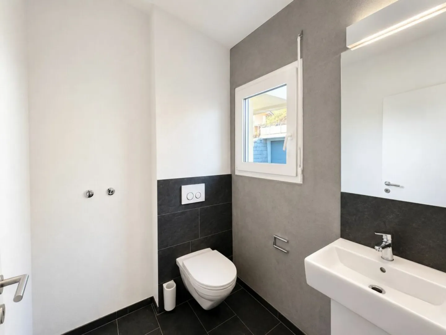 Exclusive living in sunny hillside location with a wide view - Photo 10 of 13