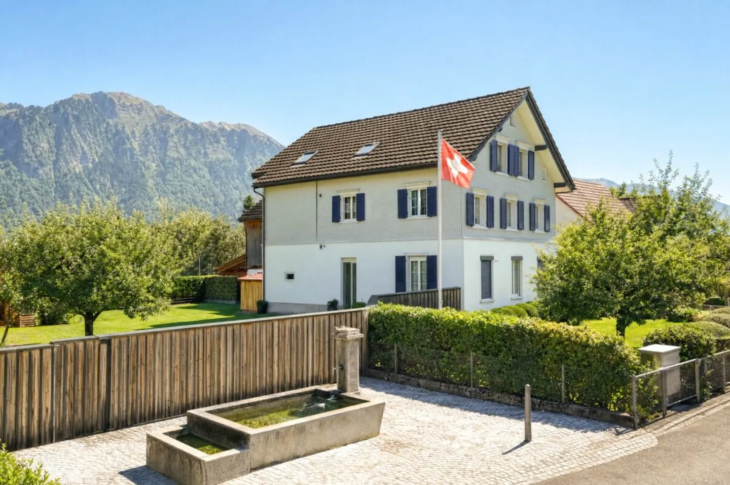 Ruhig gelegenes Einfamilienhaus mit vorbereiteter Einliegerwohnung, Scheune und traumhaften Garten - Photo 1 of 13