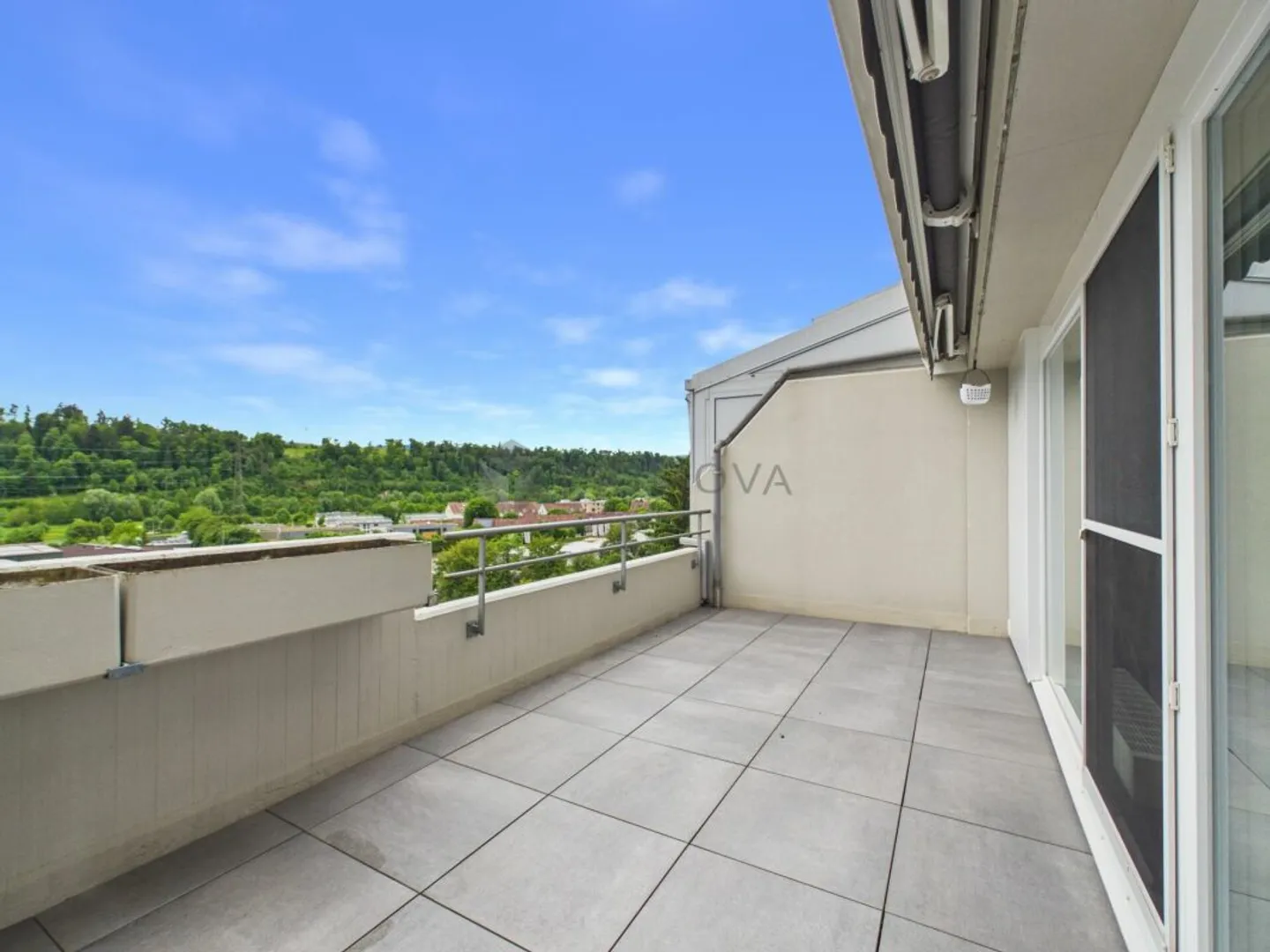 Modern 5.5 room maisonette offers exclusive living over three floors like in a single-family home - Photo 4 of 12