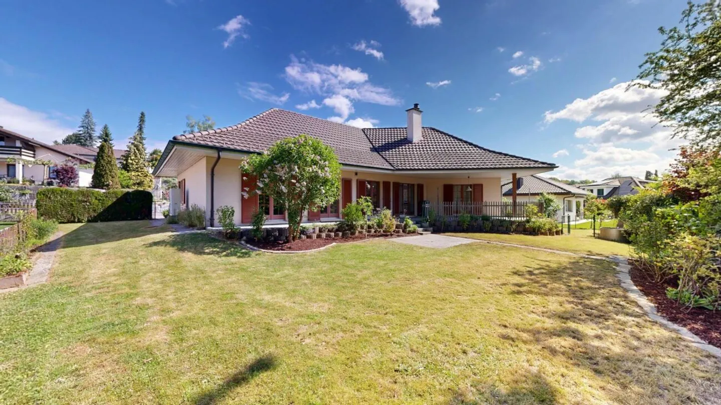 Maison individuelle de 5,5 pièces avec grand jardin et possibilités variées - Photo 1 sur 13