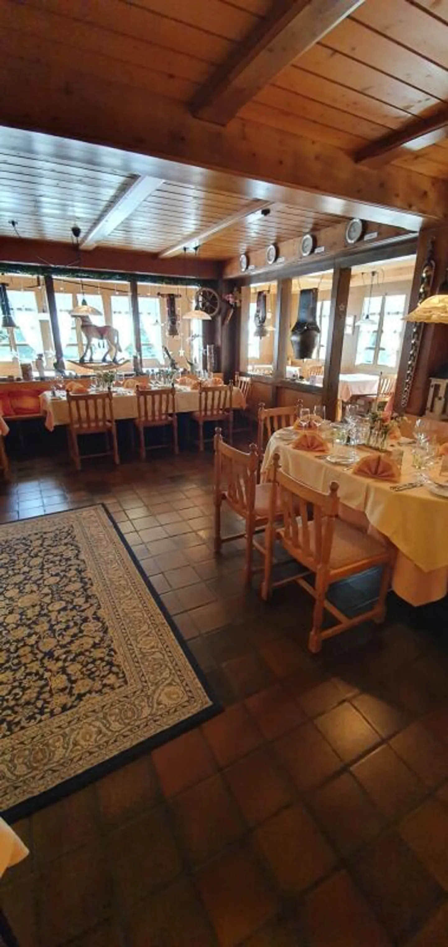 Ristorante tradizionale con un fascino nel centro di Lenk - Foto 2 di 5