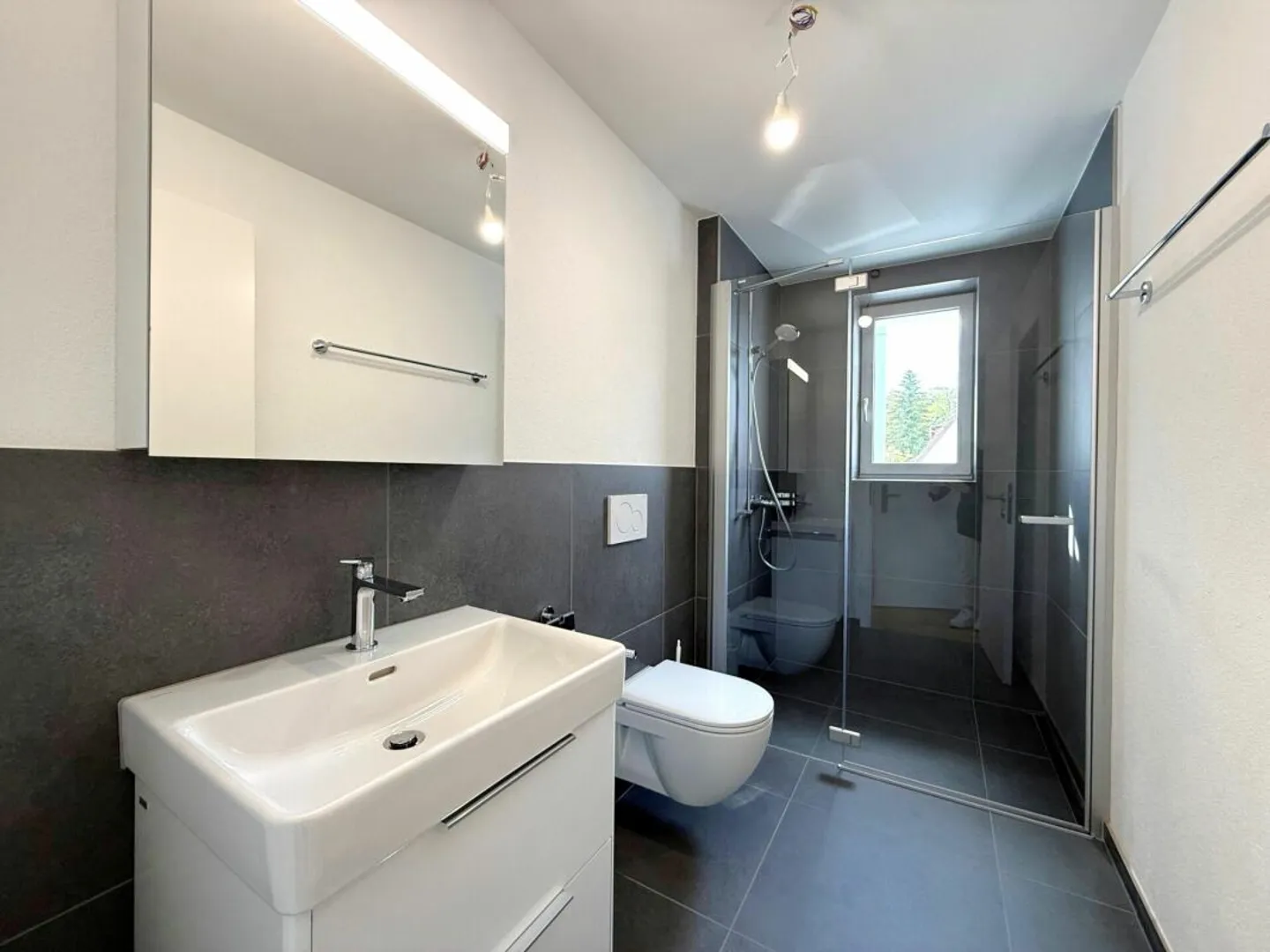 Modernes 3.5-Zimmer-Apartment mit Balkon - Foto 7 von 8