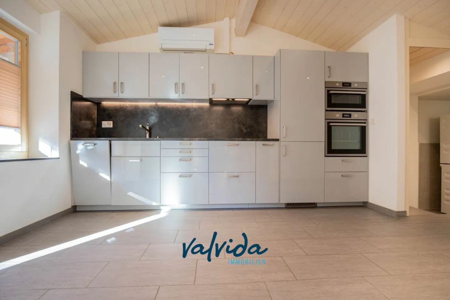 Appartamento moderno di 3,5 locali in affitto a Varen - Foto 2 di 9