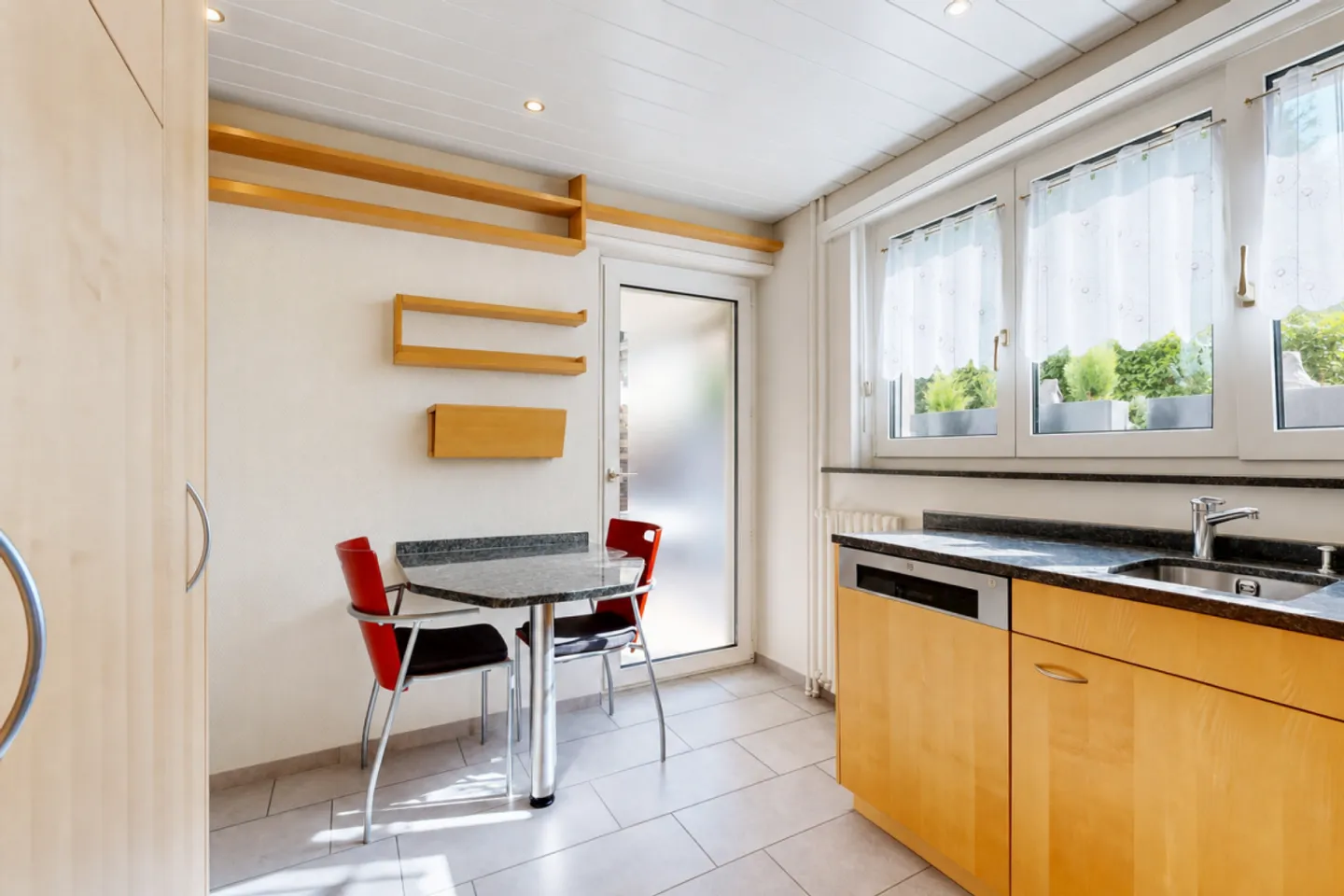 Well-maintained single-family house with forecourt and terrace - Photo 6 of 13