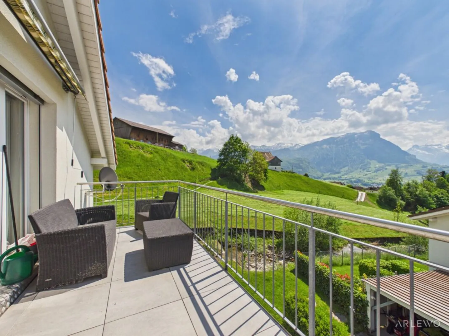 Charmante Dachwohnung in der Natur - Foto 1 von 9