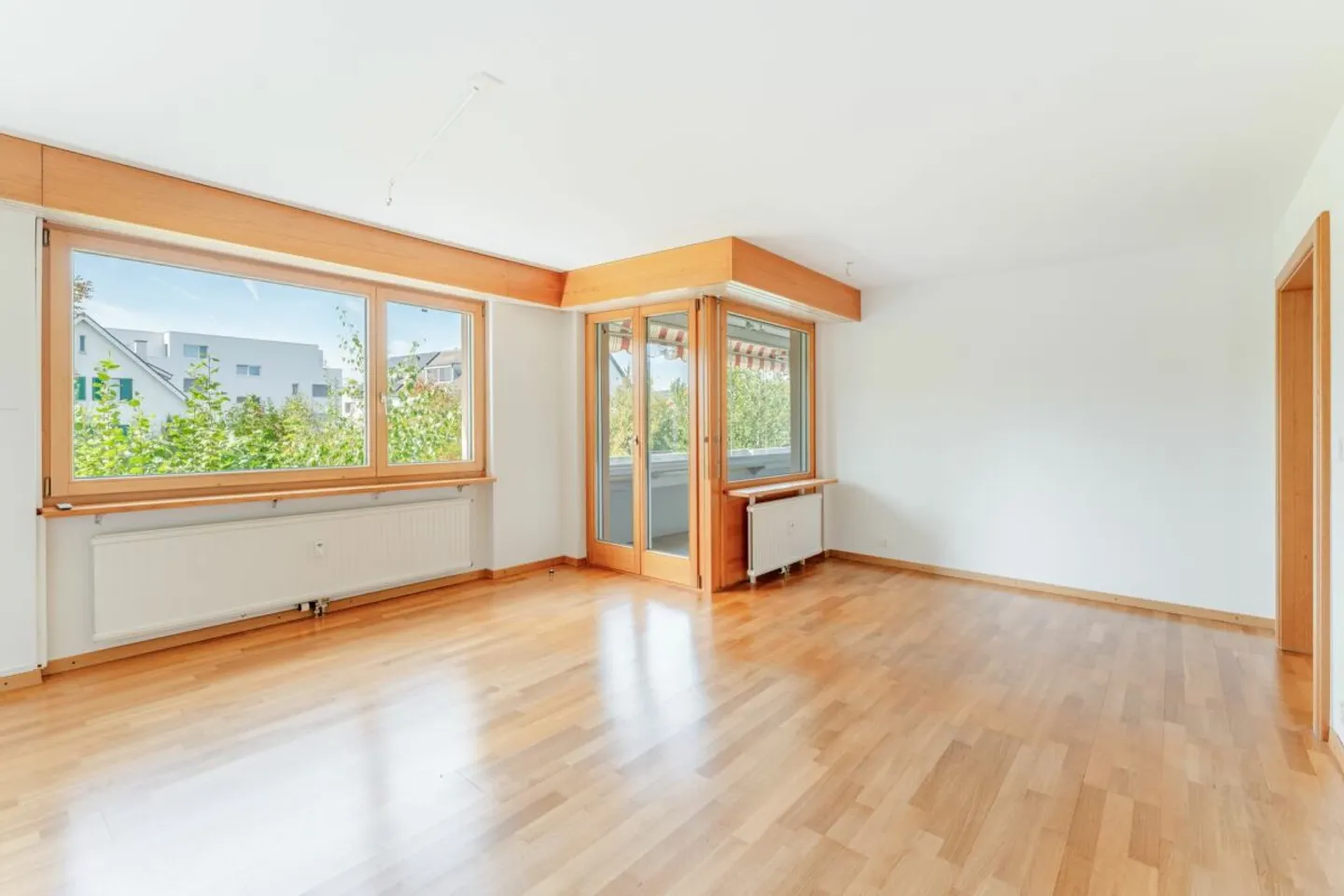 4.5 Chambres | Garage | Sauna | Salle Communautaire | Grand Jardin avec Espace Barbecue | Balcon Vitré - Photo 3 sur 13