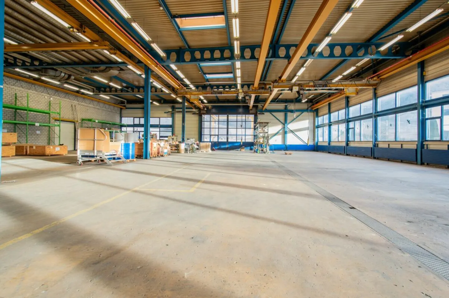 Vielseitig nutzbare Produktionsfläche mit Krananlagen in Trimmis - Foto 1 von 6