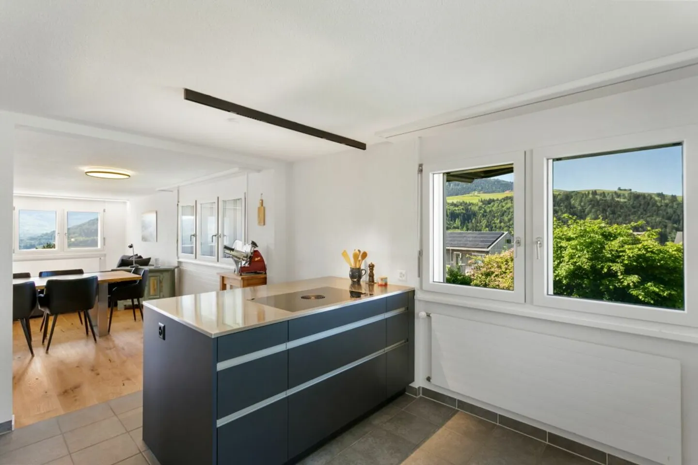 Like-new renovated and modern apartment in the green with great views - Photo 4 of 13
