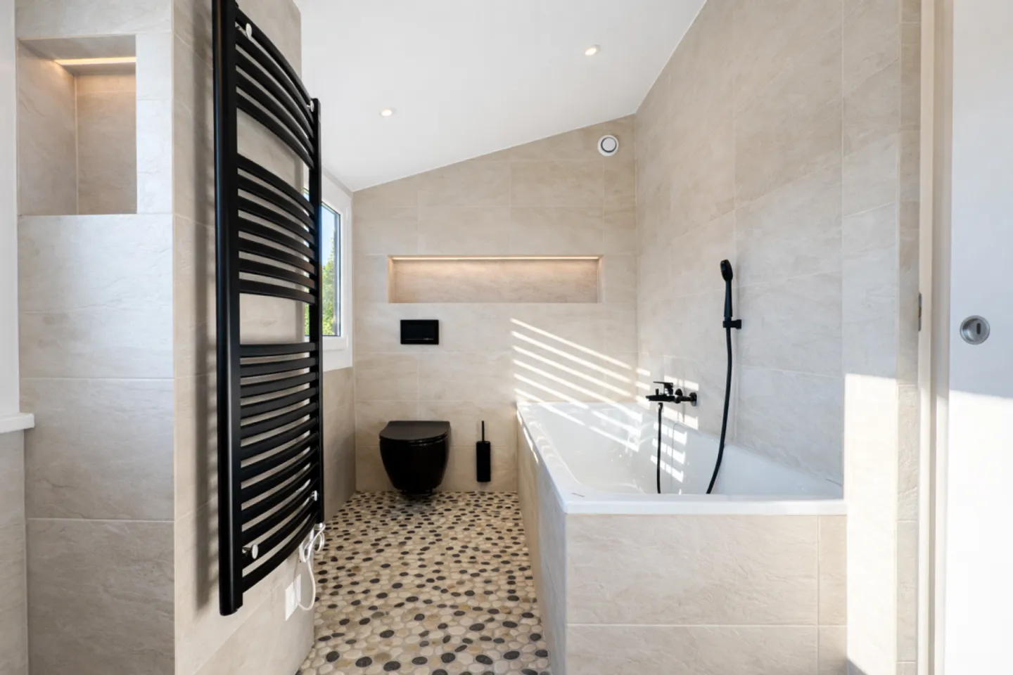 Charmante freistehende Villa mit Pool in Chavannes-des-Bois - Foto 9 von 13