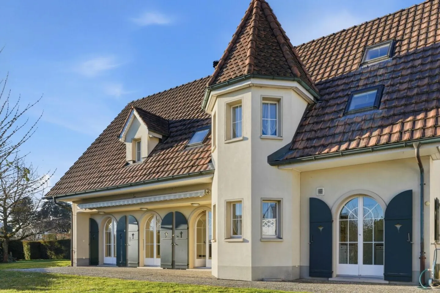 Grosszügiges Einfamilienhaus mit Garten - Foto 1 von 13