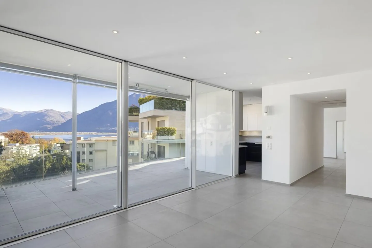 MINUSIO - Elegant Penthouse with Partial Lake View - Photo 8 of 13