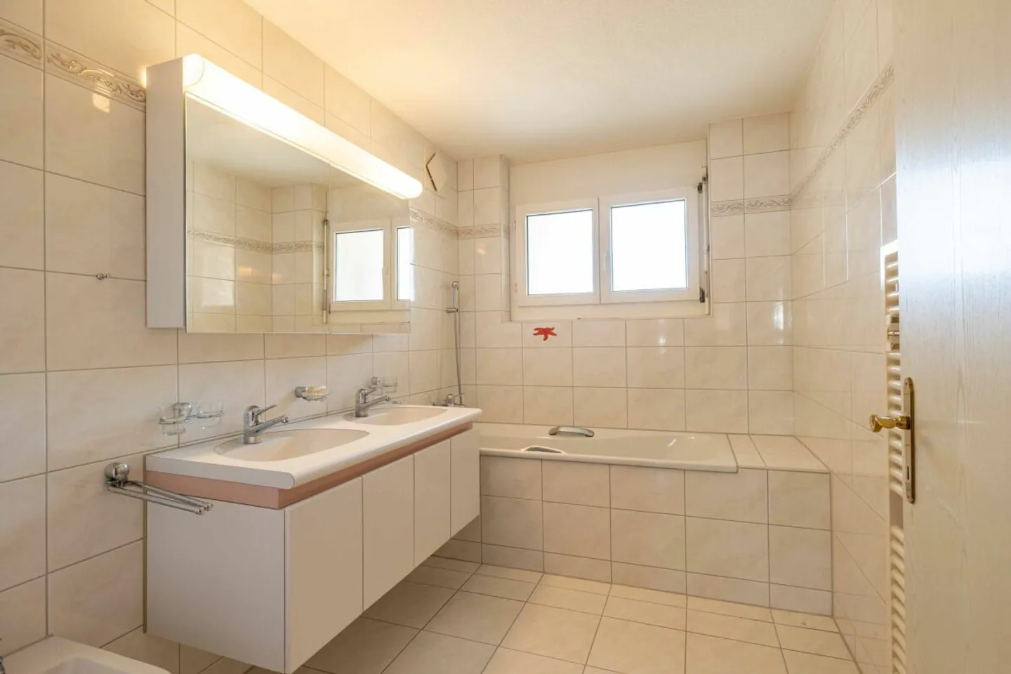 Grosszügige 4.5-Zimmer-Wohnung - ruhig, hell und mit Blick ins Grüne. - Foto 9 von 13