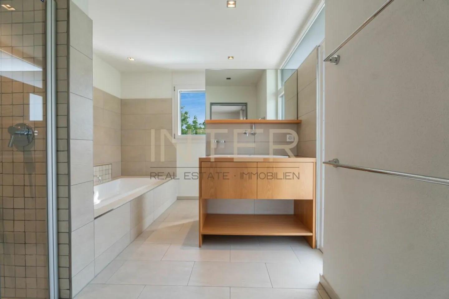 Stylische Attika-Wohnung mit Aussicht - Foto 8 von 13