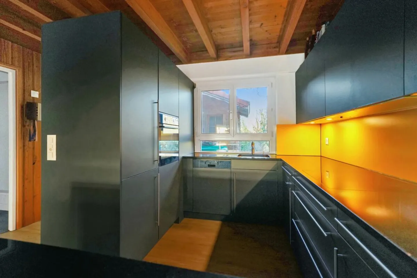 Maison jumelée ensoleillée avec jardin d'hiver à Buttenried, à 15 minutes de Berne - Photo 4 sur 13