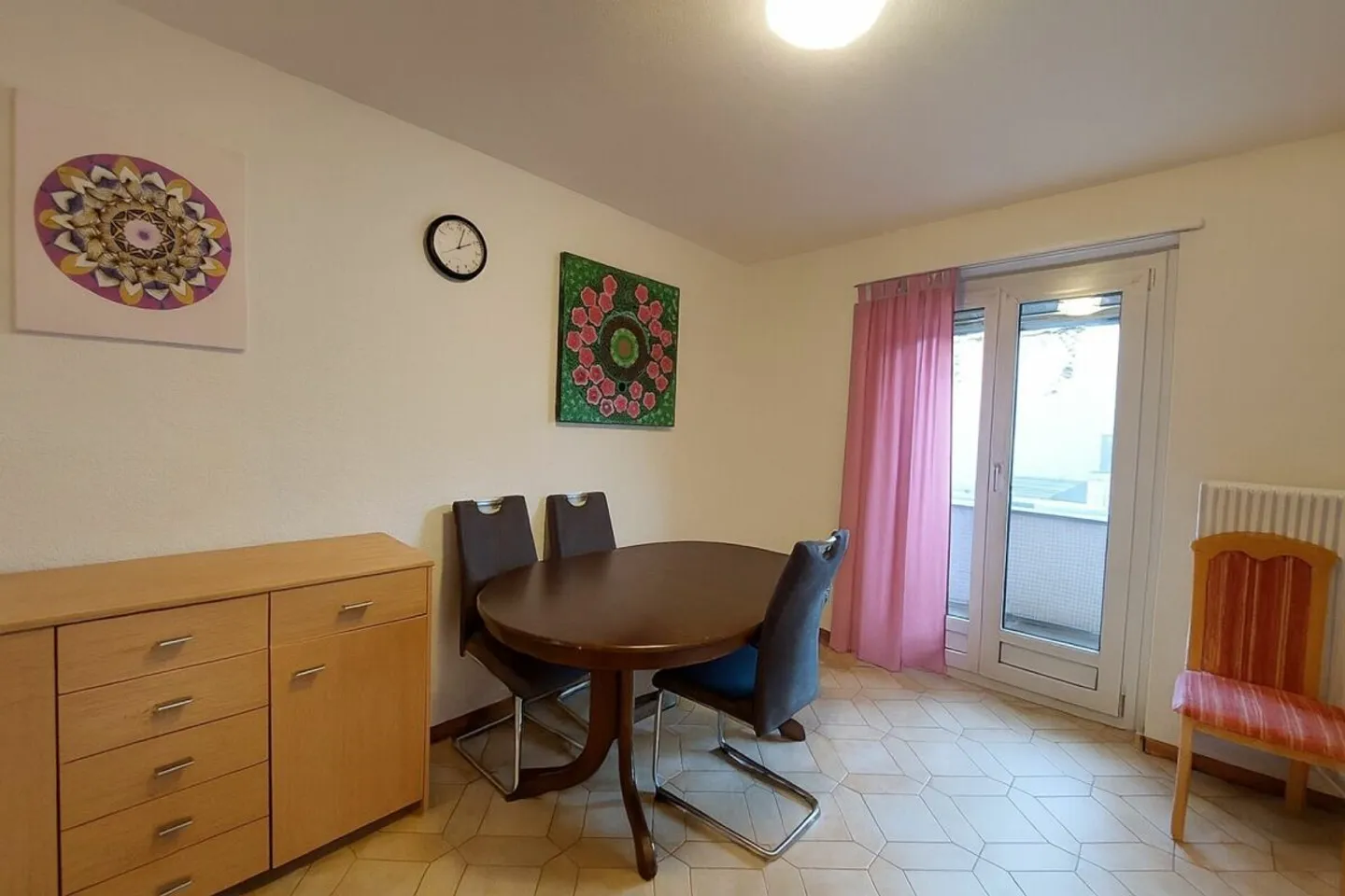 Geräumige 3,5-Zimmer-Wohnung mit Außenparkplatz - Foto 2 von 8