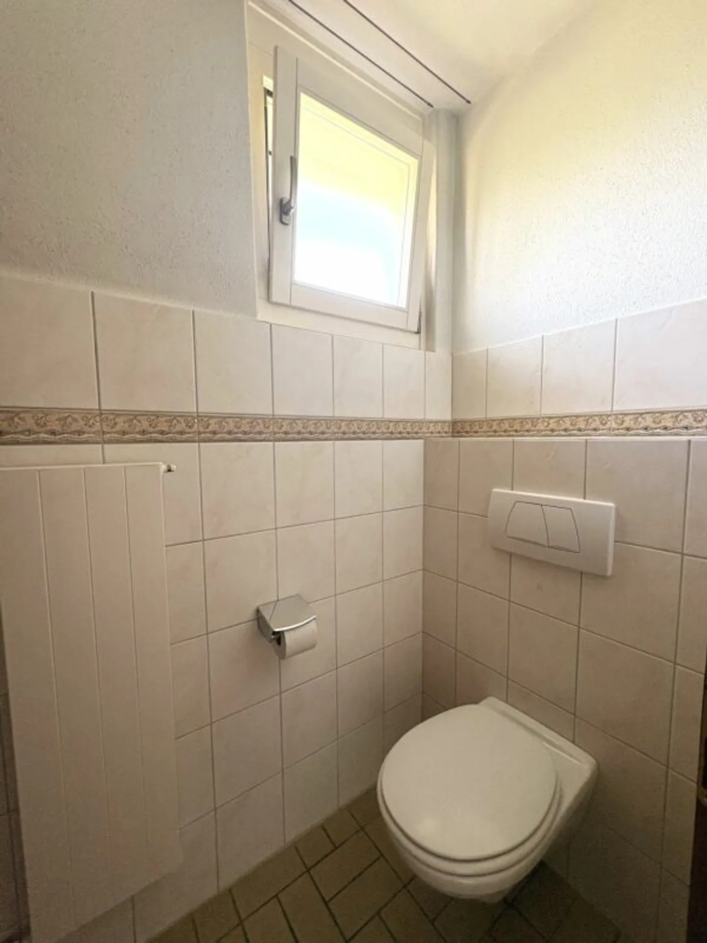 Ampia casa unifamiliare con grande potenziale in una zona residenziale tranquilla a Neftenbach - Foto 4 di 13
