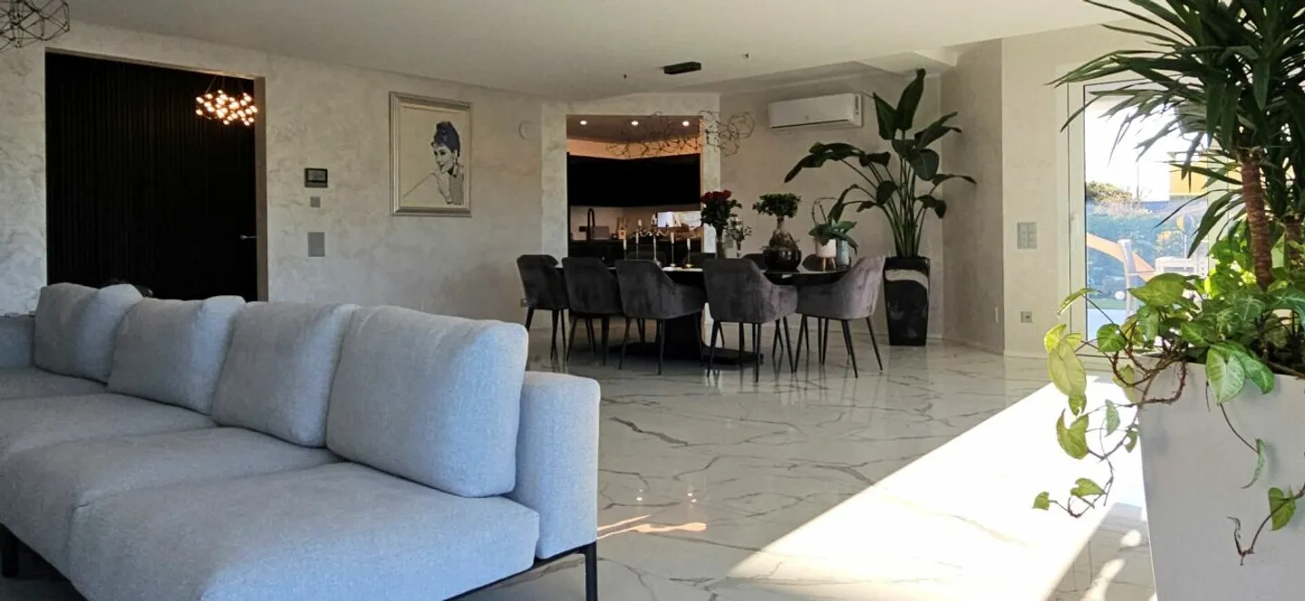 VILLA MODERNE AVEC PISCINE ET TOIT TERRASSE PANORAMIQUE - Photo 4 sur 13