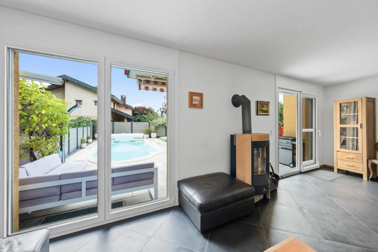 Magnificent architect-designed villa with 7.5 rooms, heated pool, and jacuzzi 5 minutes from Payerne - Photo 2 of 12