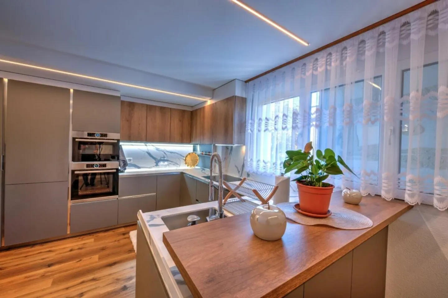 Vivre généreusement, utiliser de manière flexible - avec piscine et espace commercial - Photo 3 sur 12