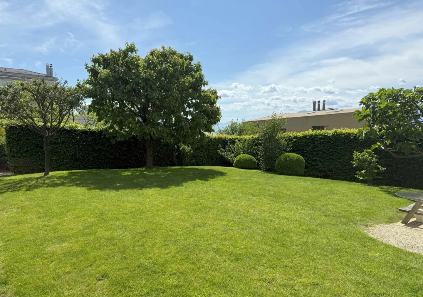 The own garden, the living space, the view of the lake and what you find in addition - Photo 2 of 13