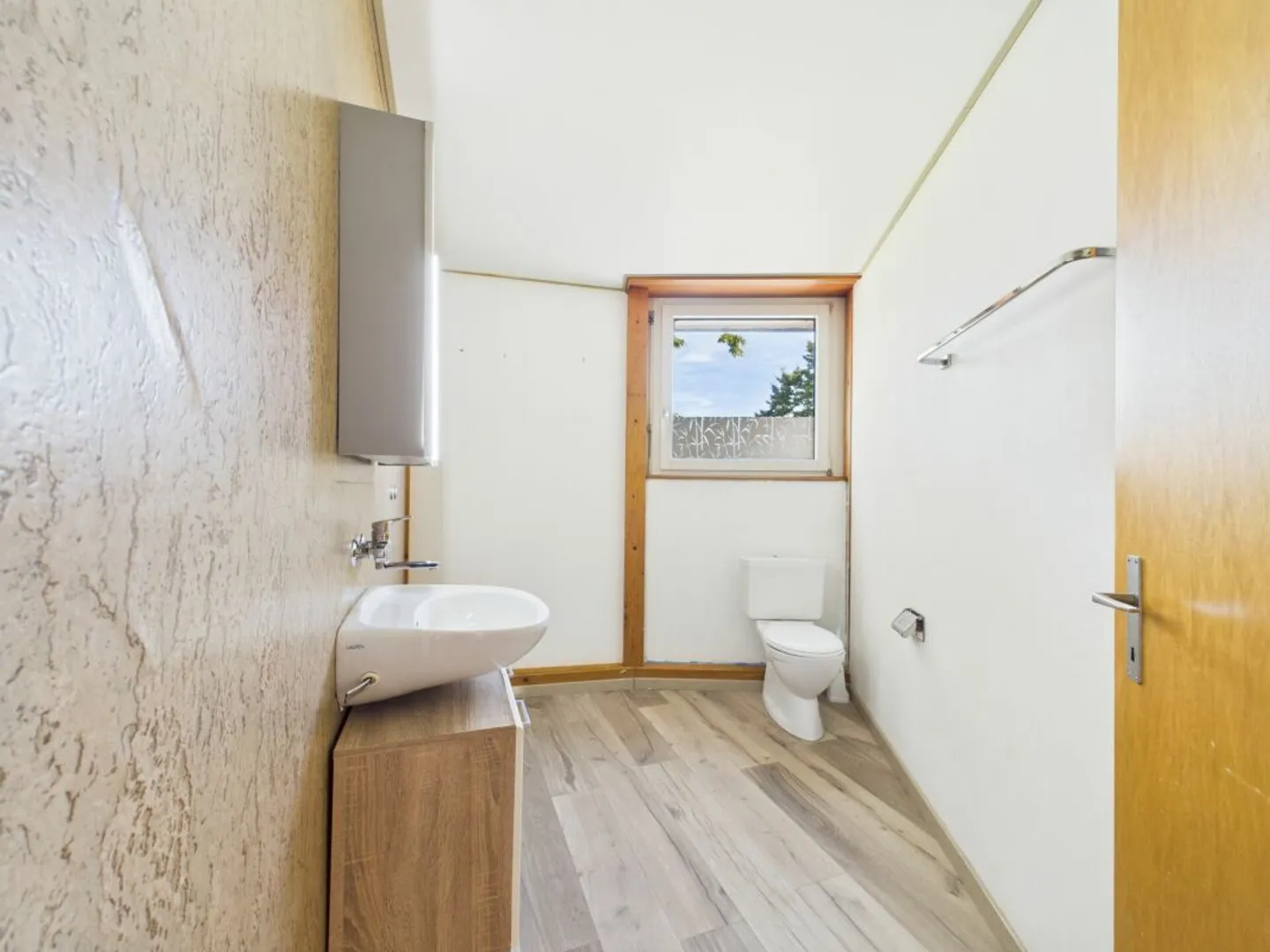 Architectural Masterpieces: Two Exclusive Round Houses in Prime Location with 150m2 Each on a 902m2 Plot, Ideal for a Large Family or Investors. - Photo 12 of 13