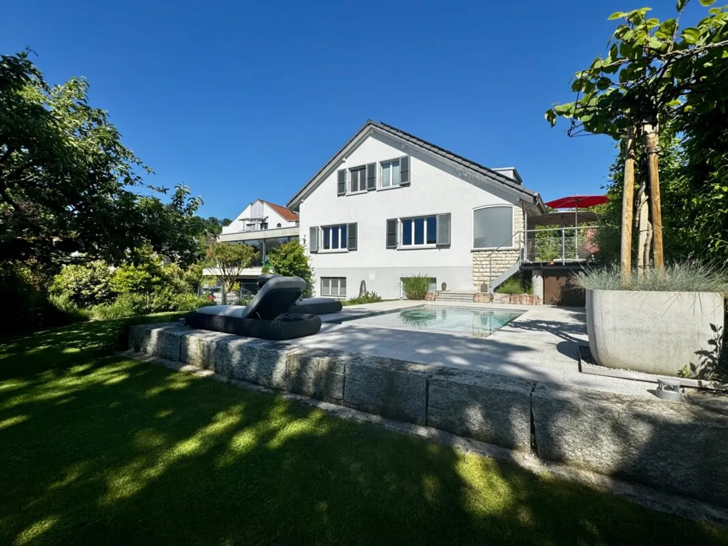 Une maison spéciale avec beaucoup de lumière et d'espace - Photo 2 sur 13