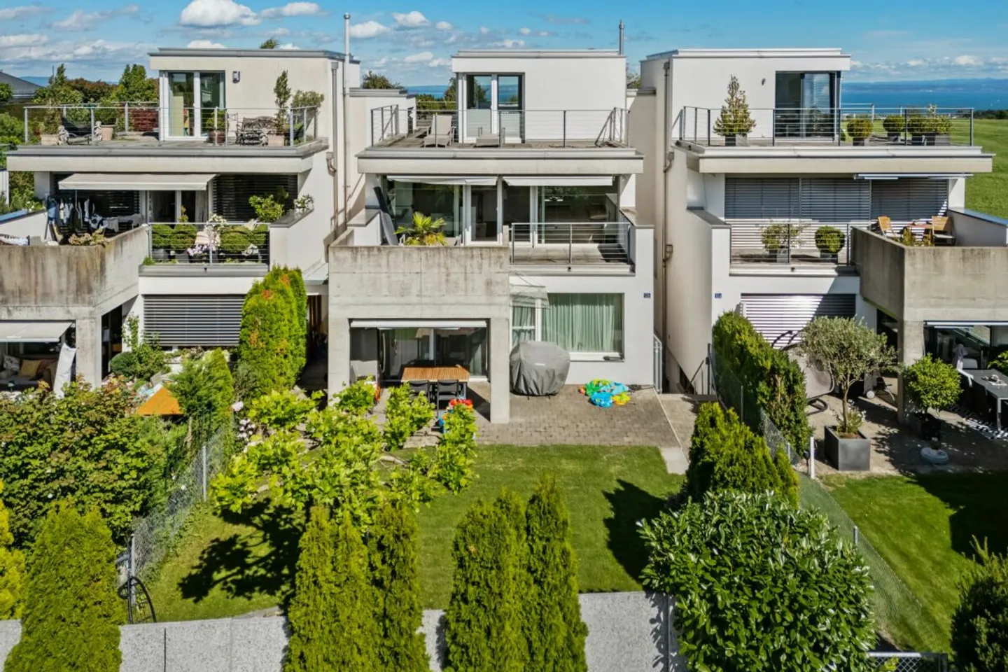 Maison familiale moderne avec vue sur le lac et jardin - Photo 1 sur 13