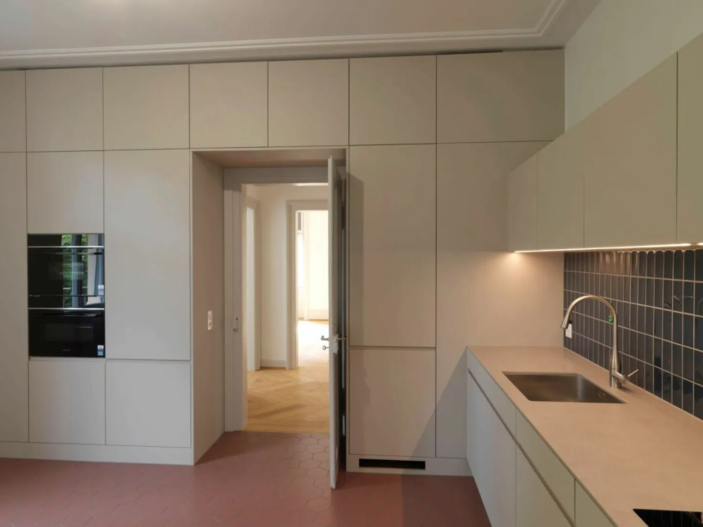 Esclusivo appartamento con giardino di 4 1/2 locali con comfort moderno in Rütimeyerplatz - Foto 3 di 9