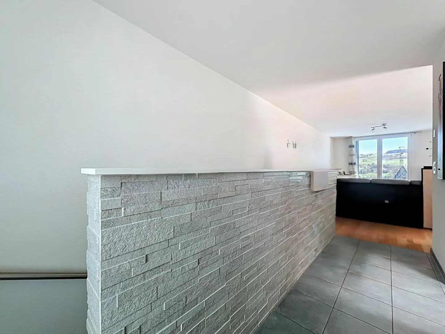 VILLA CONTIGUË FAMILIALE, AU CALME, AVEC TERRASSES ET BELLE LUMINOSITÉ - Photo 9 of 13