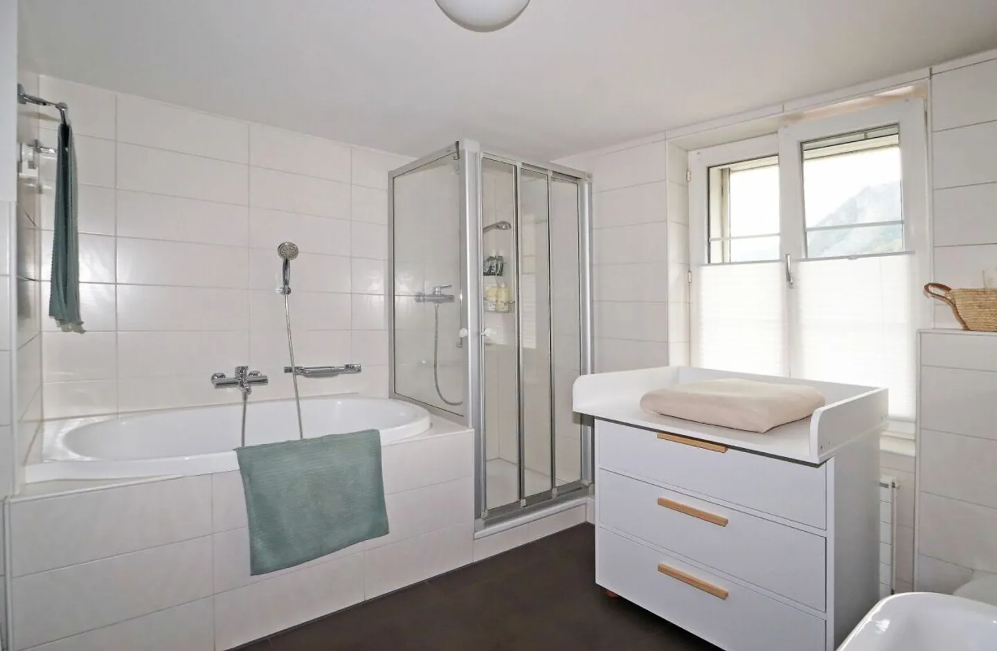 Mehrfamilienhaus mit 8 Wohneinheiten und mehreren Garagen in Netstal GL - Photo 7 of 13