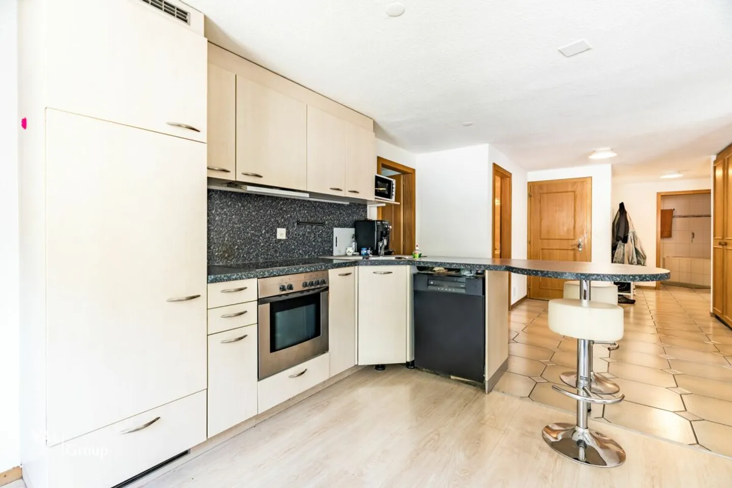 Appartement extrêmement central avec deux balcons et une lumière généreuse - Photo 2 sur 13