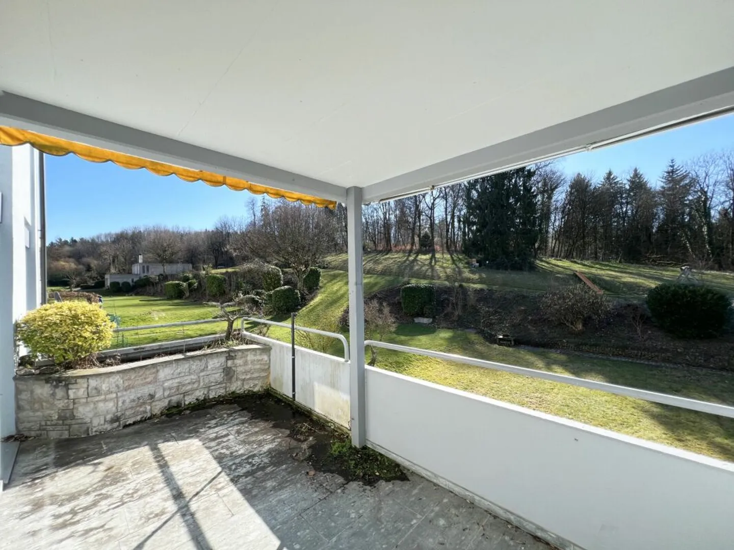 Grosszügige Wohnung mit Blick ins Grüne - Foto 1 von 9